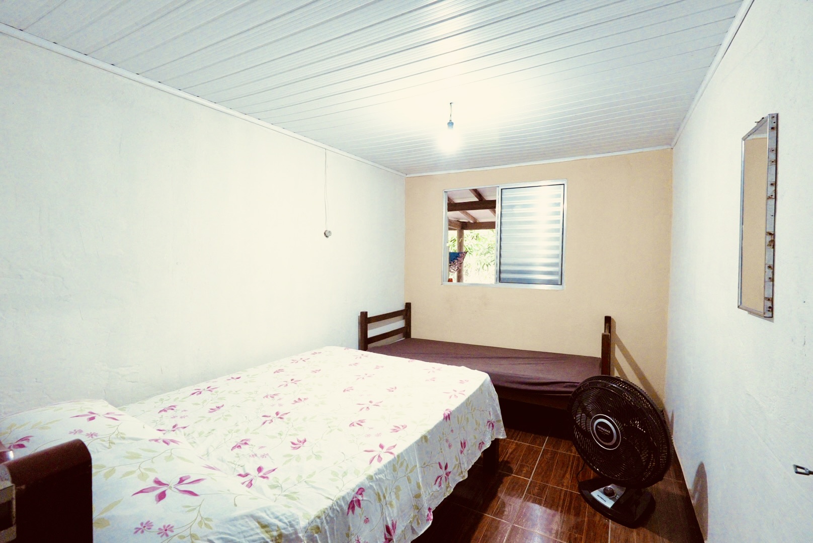 (Sítio Três Irmãs - FORA DA ALDEIA, a 300 metros da portaria) Quarto Nº1 = casal + solteiro