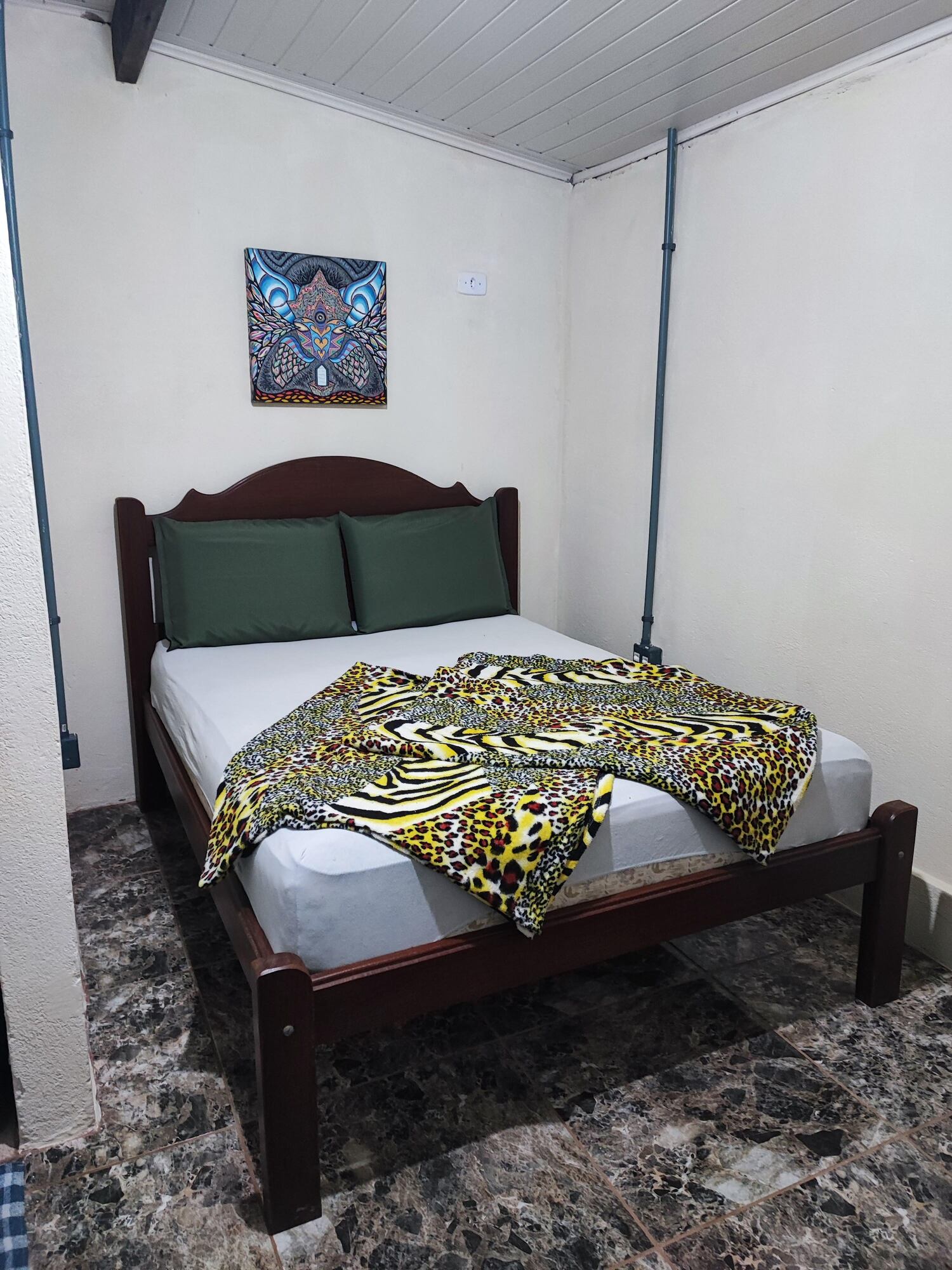 (Pousada do Bodinho - FORA DA ALDEIA - 650 m a pé da pista principal) Suíte para 3 pessoas = cama de casal + cama de solteiro