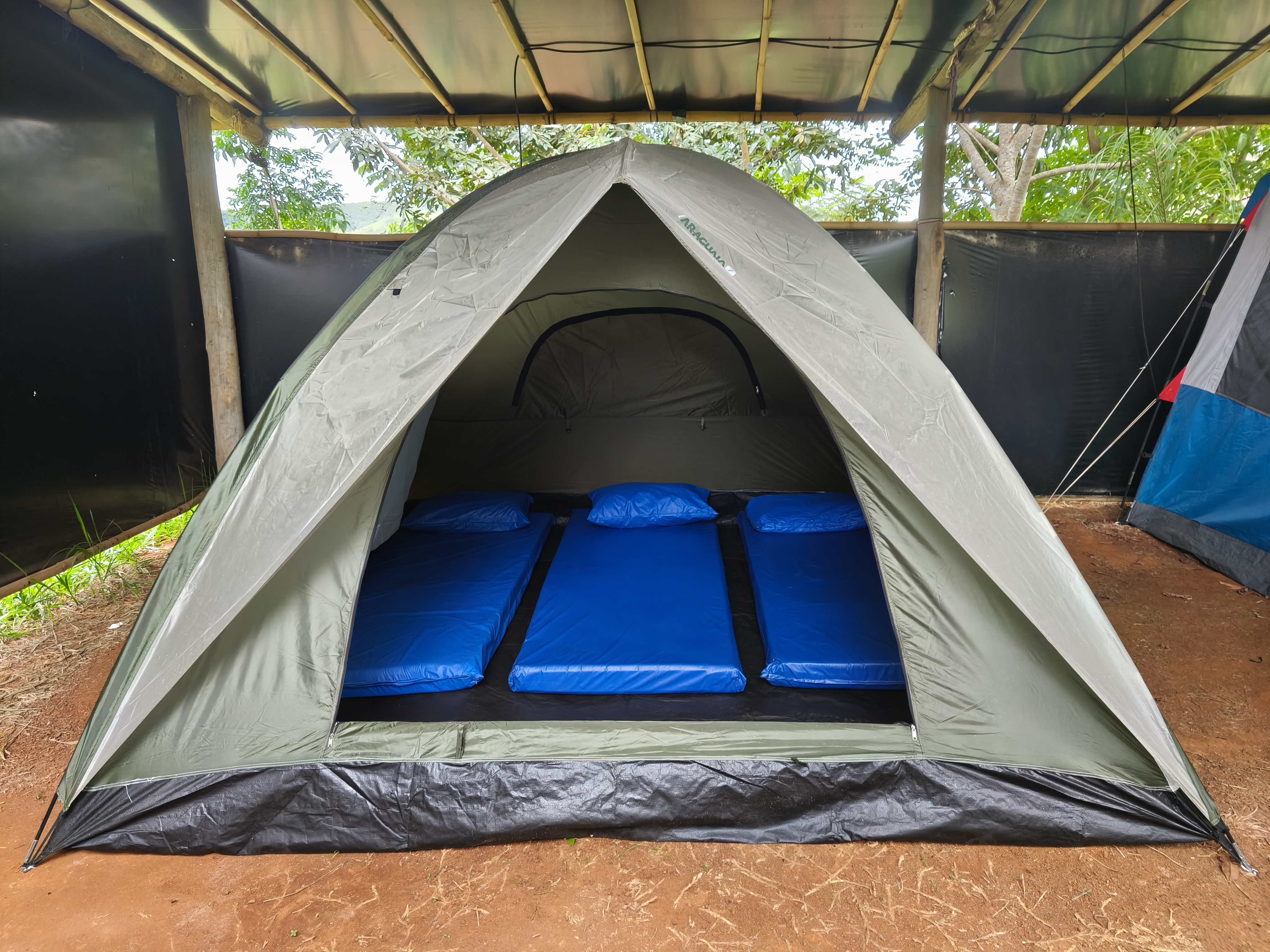 (Hotel de barracas da Aldeia - DENTRO DA ALDEIA, a 100 metros da Pista Principal) Barraca = 3 colchões solteiro