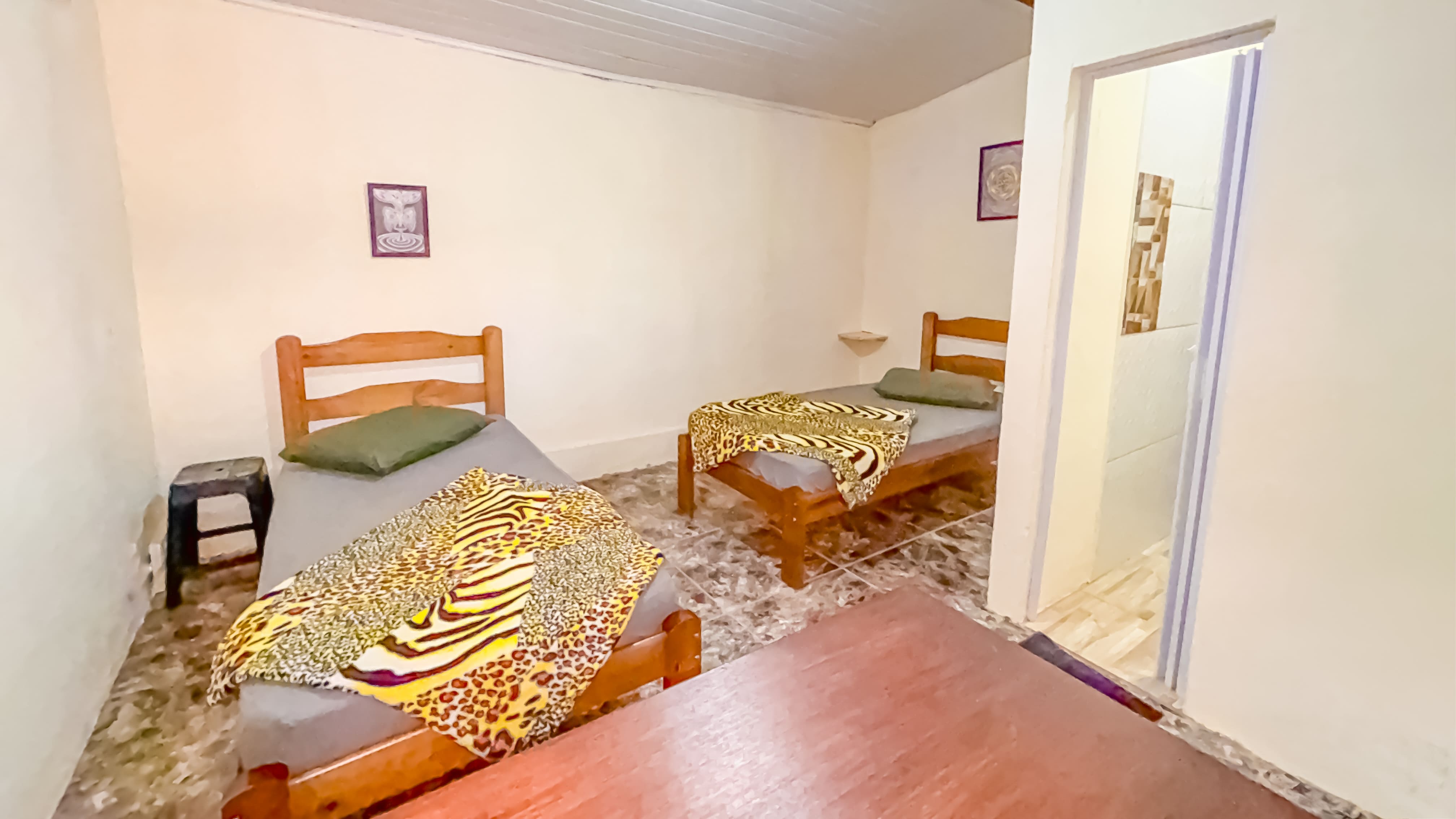 (Hospedagens Bodinho - FORA DA ALDEIA - 650 m a pé da pista principal) Pousada - Suíte Nº 1 = 2 camas de solteiro