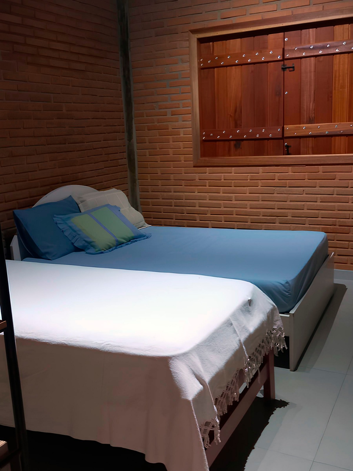 (Pousada Klava - DENTRO DA ALDEIA, a 50 metros da Pista Principal) Suíte para 3 pessoas = cama casal + cama de solteiro