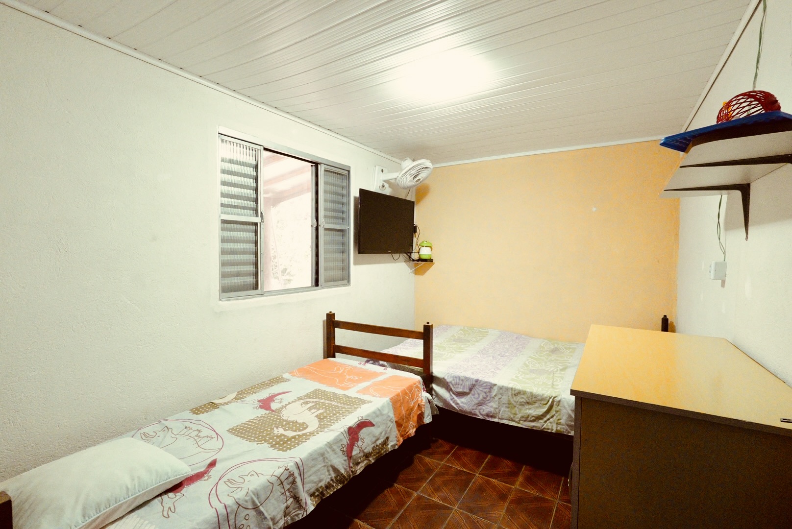 (Sítio Três Irmãs - FORA DA ALDEIA, a 300 metros da portaria) Quarto Nº1 = casal + solteiro