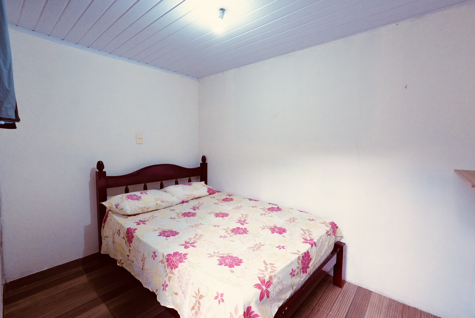 (Sítio Três Irmãs - FORA DA ALDEIA, a 300 metros da portaria) Quarto Nº3 = casal