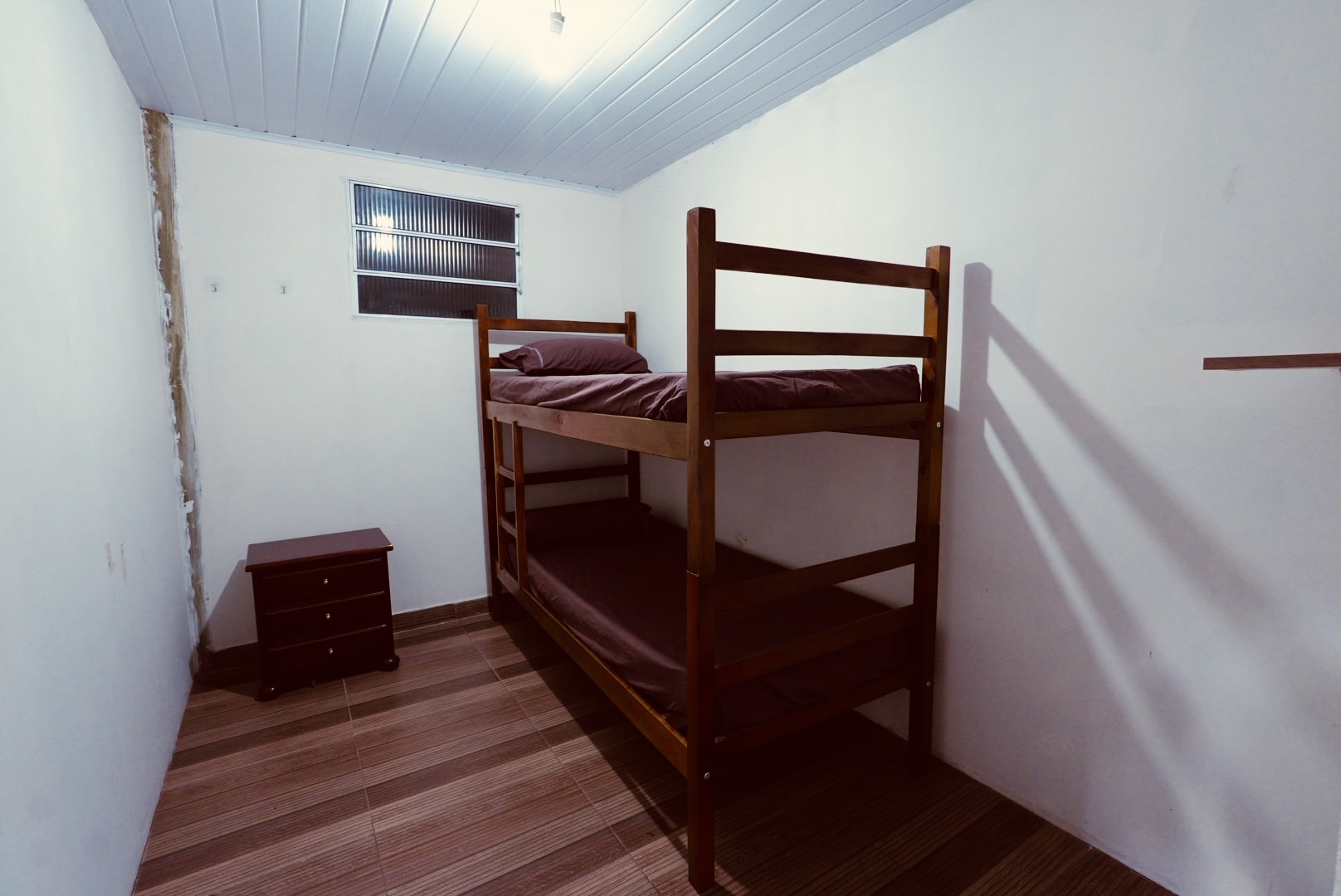 (Sítio Três Irmãs - FORA DA ALDEIA, a 300 metros da portaria) Quarto Nº4 = beliche