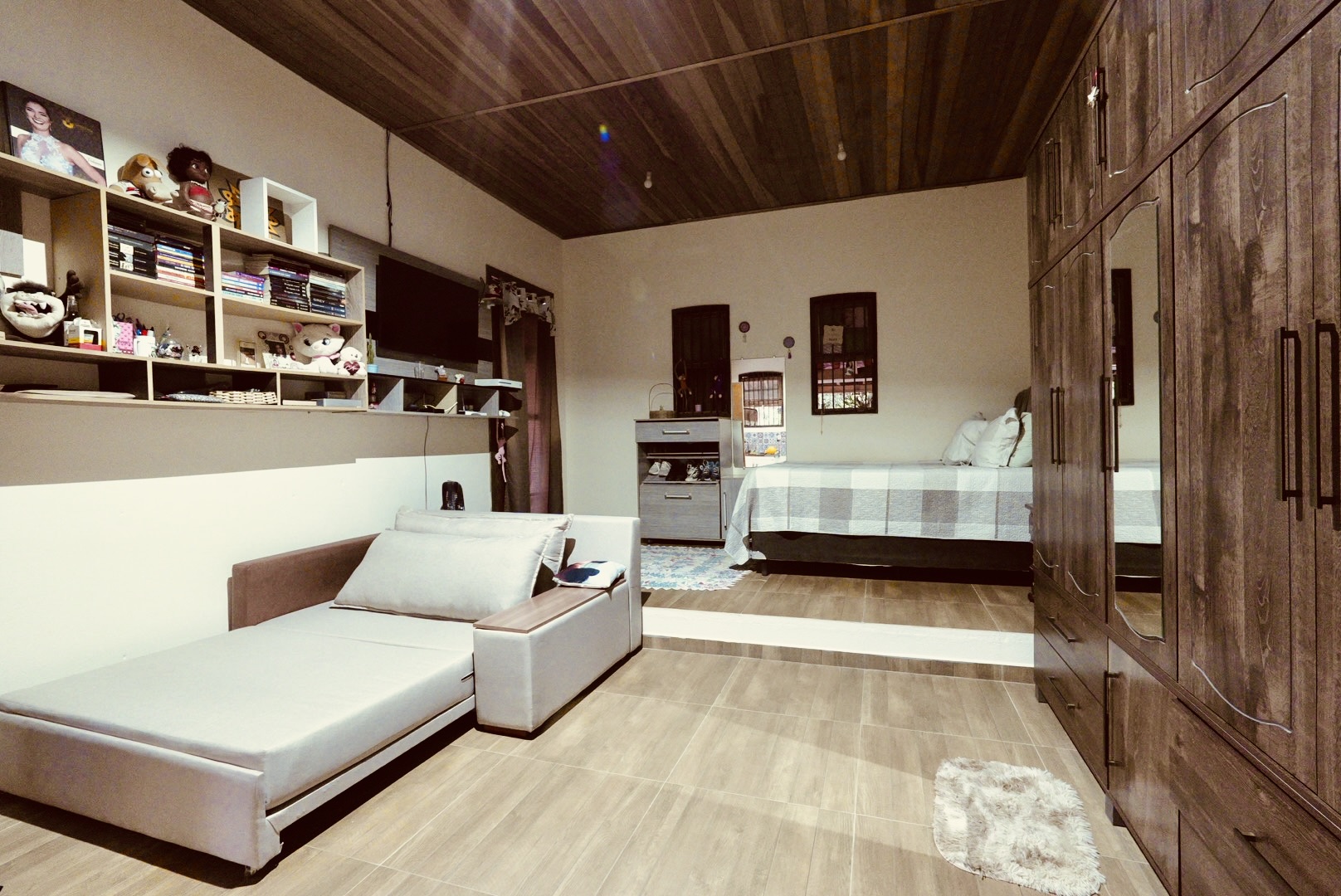 (Sítio Três Irmãs - FORA DA ALDEIA, a 300 metros da portaria) Quarto Nº6 = 6 pessoas = cama casal + bicama + beliche