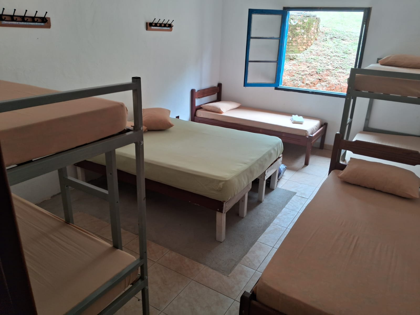 (Sítio Santa Rita - FORA DA ALDEIA, a 200 metros da portaria) Quarto para 8 pessoas = cama casal + 2 camas solteiro + 2 beliches