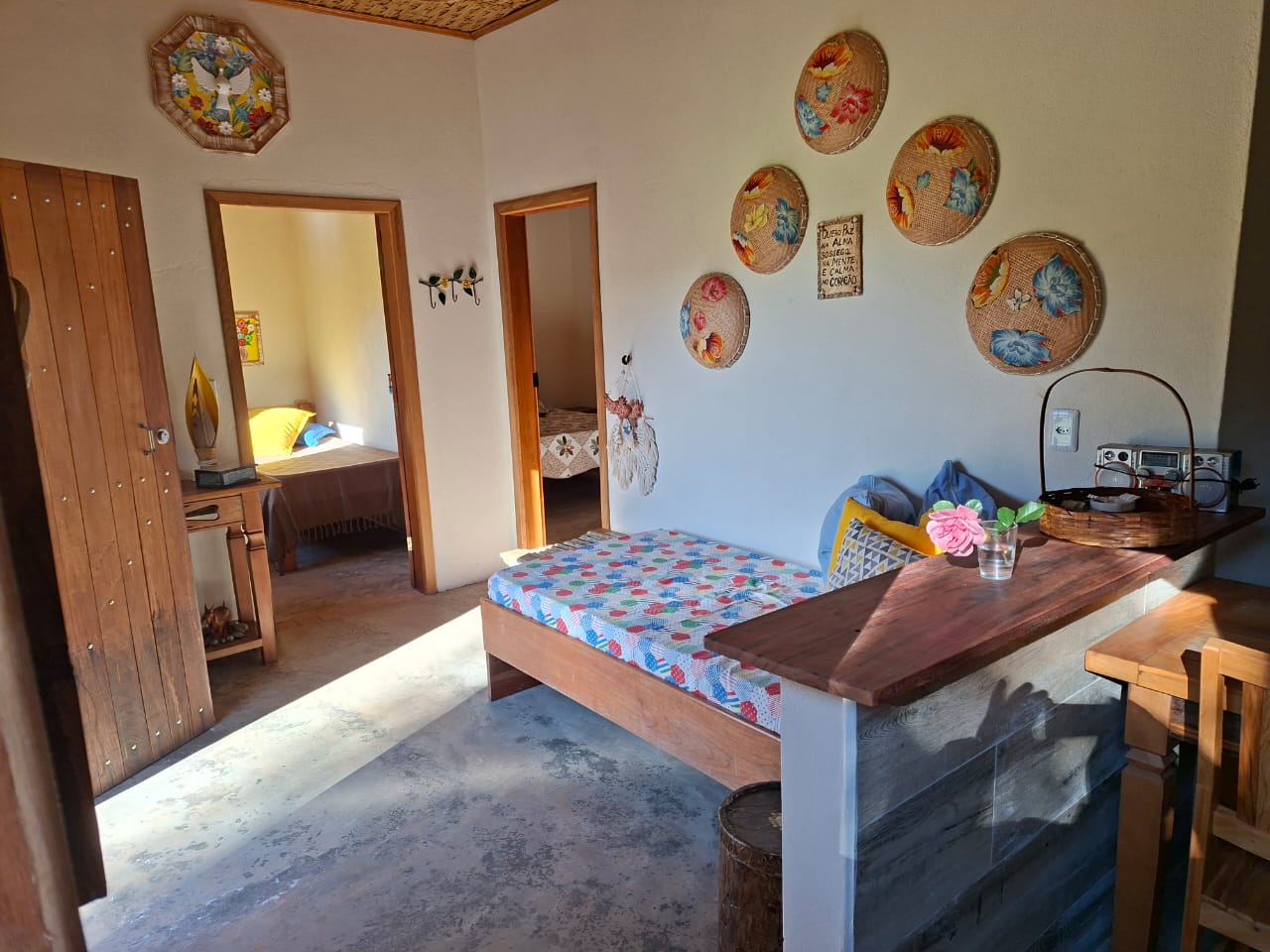 (Hospedagens Bodinho - FORA DA ALDEIA - 650 m a pé da pista principal) Casa Campo - Sala = 1 cama de solteiro