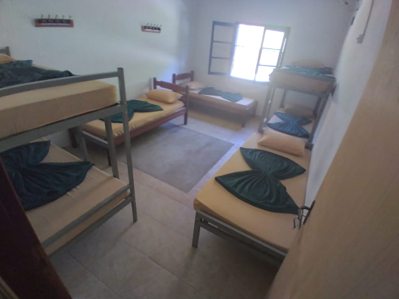 (Sítio Santa Rita - FORA DA ALDEIA, a 200 metros da portaria) Quarto para 7 pessoas = 3 camas solteiro + 2 beliches