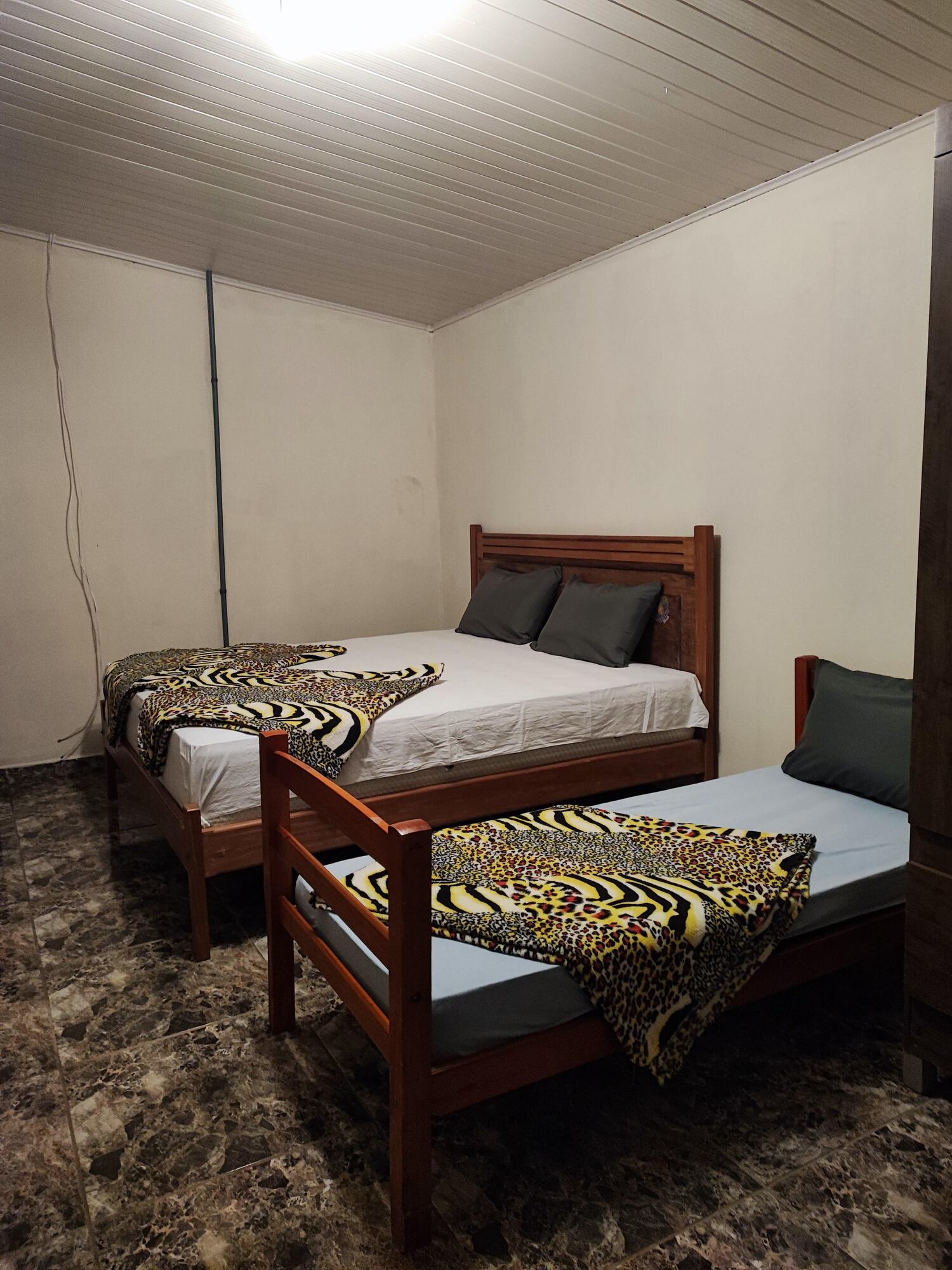 (Pousada do Bodinho - FORA DA ALDEIA - 650 m a pé da pista principal) Quarto para 3 pessoas = cama de casal king size + cama de 