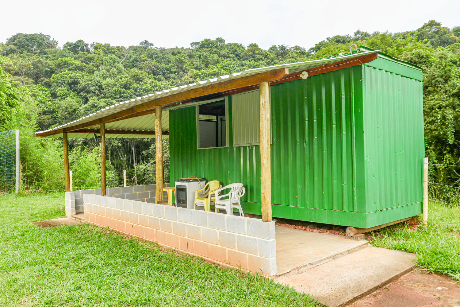 (Hospedagens Bodinho - FORA DA ALDEIA - 600 m a pé da pista principal) Quarto Container = 2 beliches