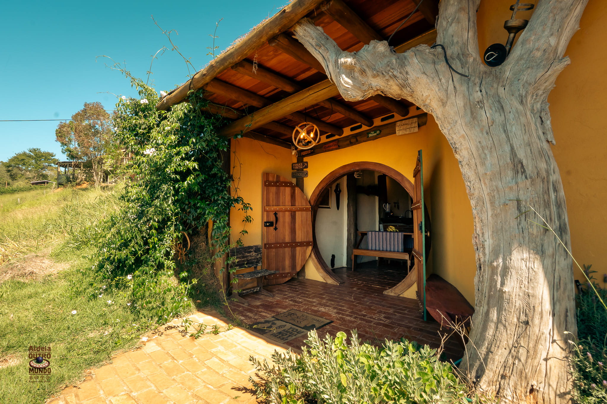 (Casa Hobbit - DENTRO DA ALDEIA, a 100 metros da Pista Principal) 2 camas de casal e um de solteiro