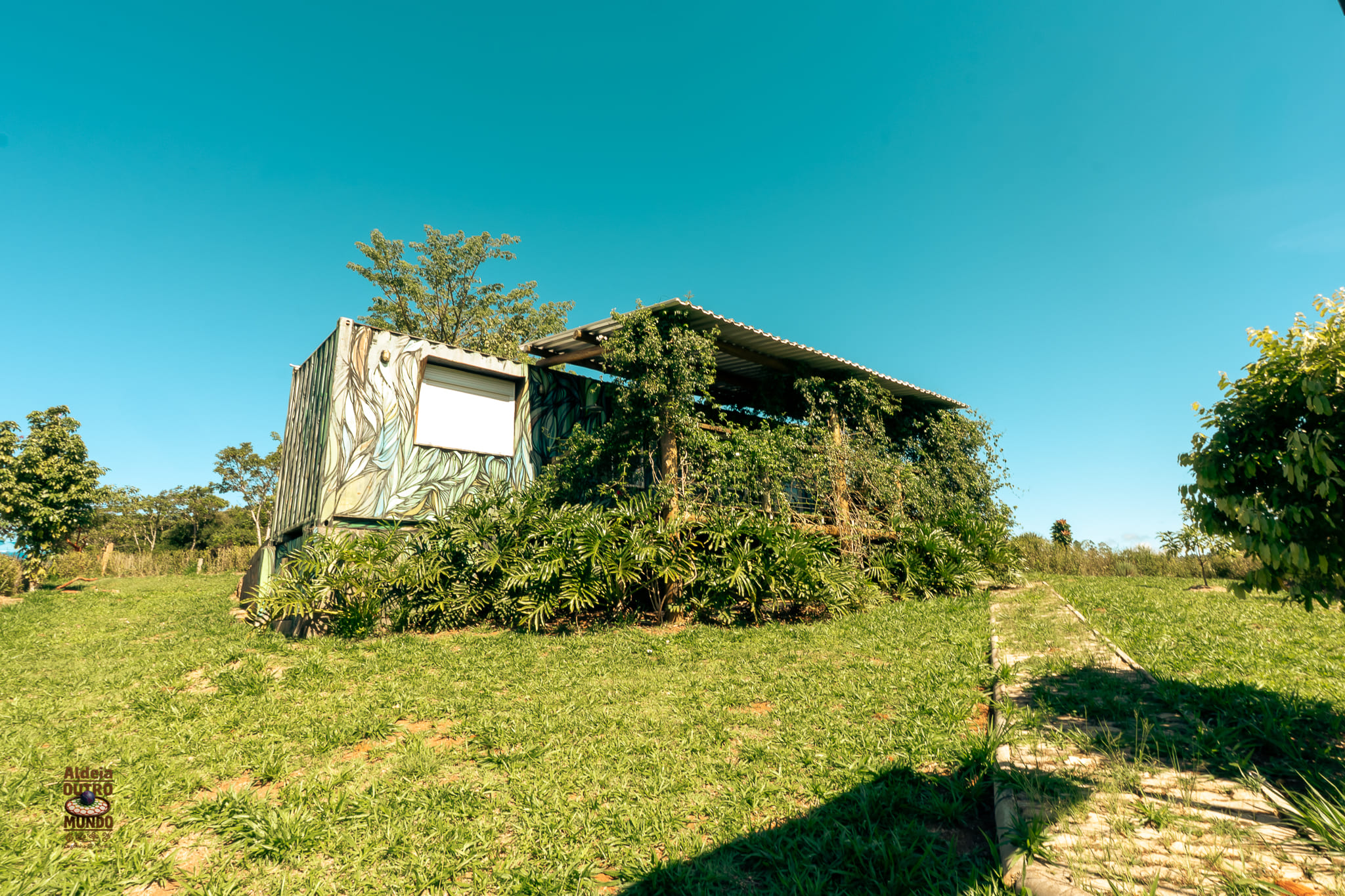 (Casa Container da Aldeia - DENTRO DA ALDEIA, a 200 metros da Pista Principal) Casa para 4 pessoas = cama casal + sofá cama casa