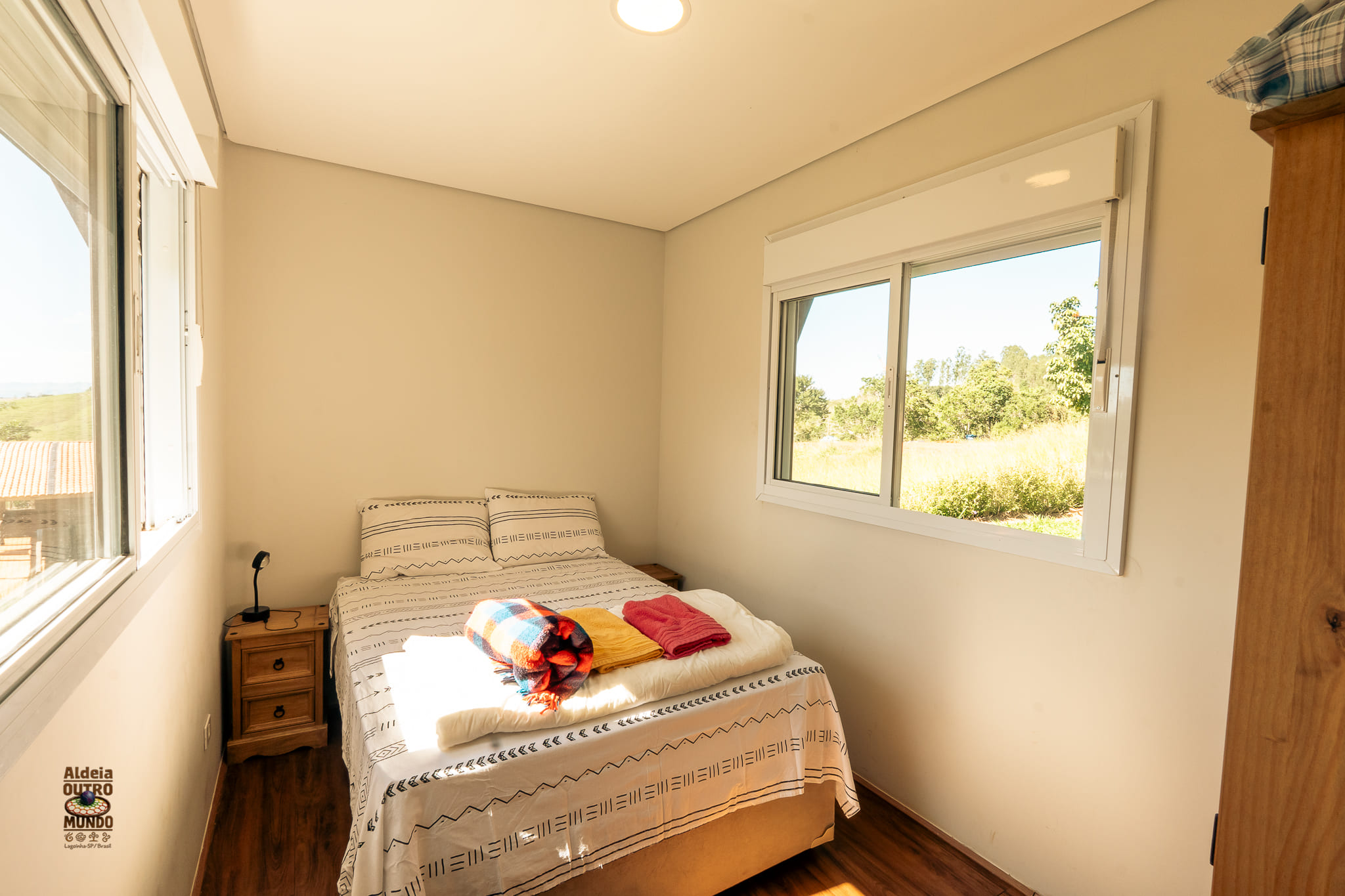 (Casa Container da Aldeia - DENTRO DA ALDEIA, a 200 metros da Pista Principal) Casa para 4 pessoas = cama casal + sofá cama casa