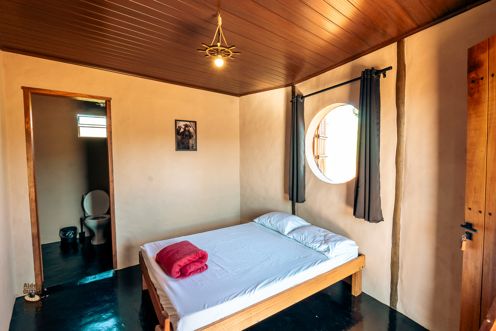 (Casa Pirata - DENTRO DA ALDEIA, a 200 metros da Pista Principal) Suíte para casal