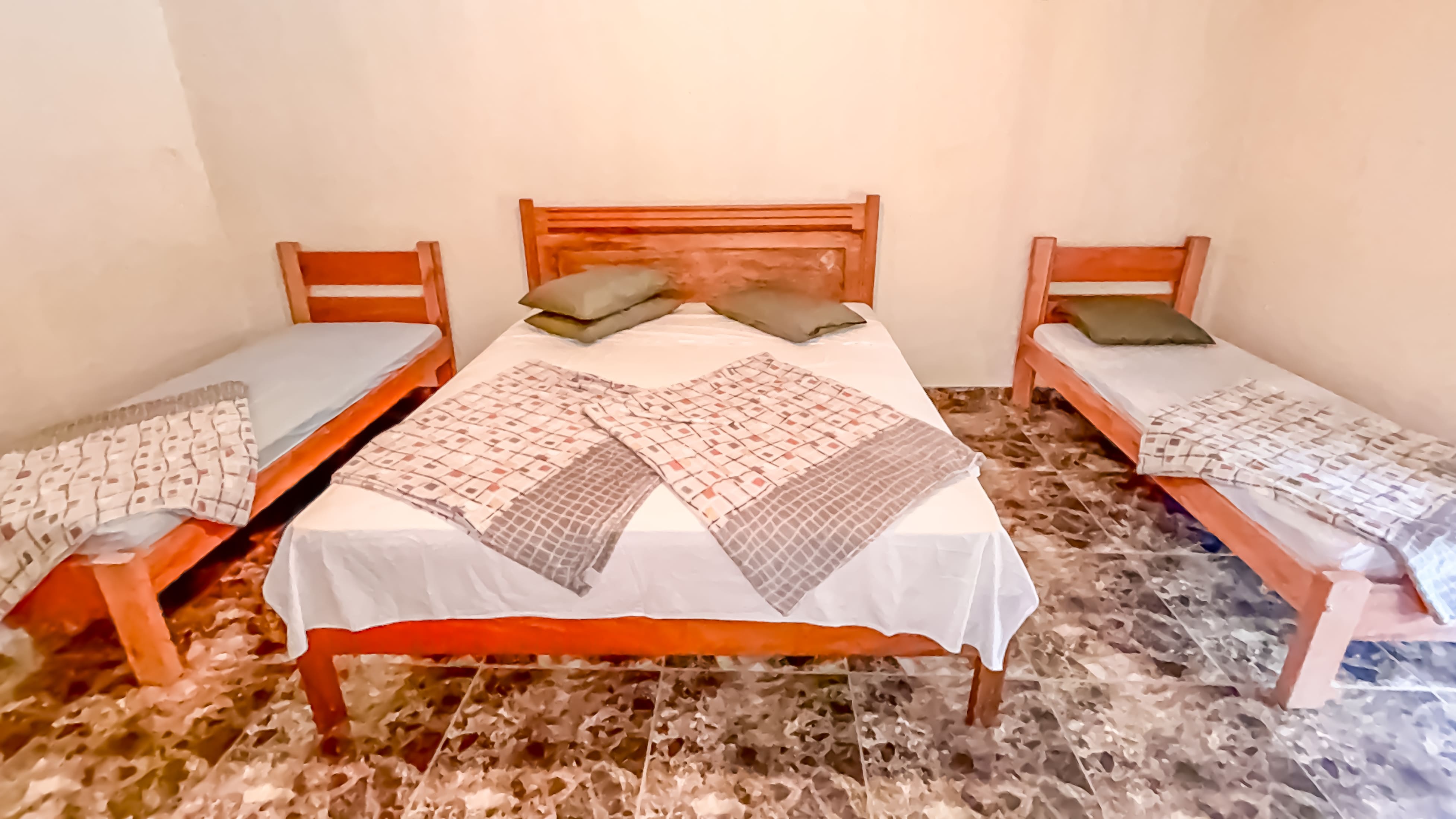 (Hospedagens Bodinho - FORA DA ALDEIA - 650 m a pé da pista principal) Pousada - Suíte Nº 4 = cama de casal + 2 camas de solteir