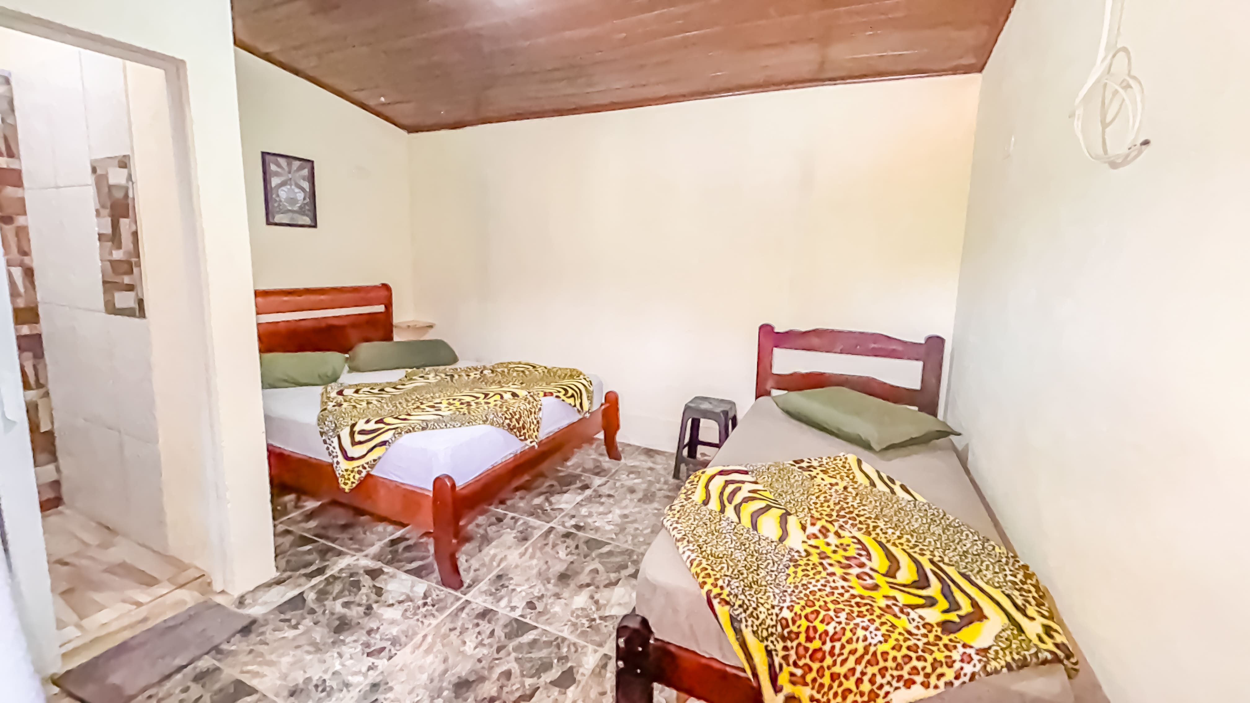 (Hospedagens Bodinho - FORA DA ALDEIA - 650 m a pé da pista principal) Pousada - Suíte Nº 3 = cama de casal + cama de solteiro