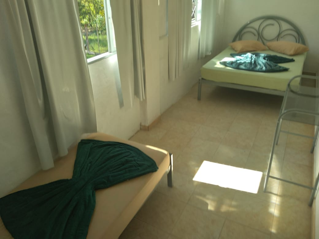(Sítio Santa Rita - FORA DA ALDEIA, a 200 metros da portaria) Quarto casal + solteiro